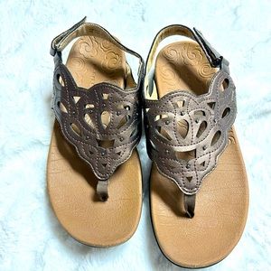 Rockport Sandal, thong style with strap, size 6